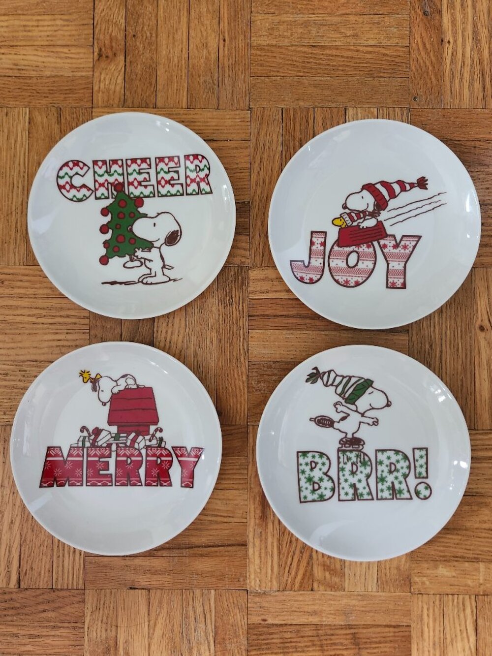 Set of 4 Peanuts Comics Snoopy Christmas Appetizer Plates